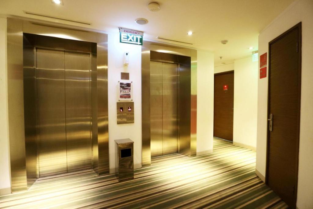 Redstar Hotel Jakarta Exterior photo