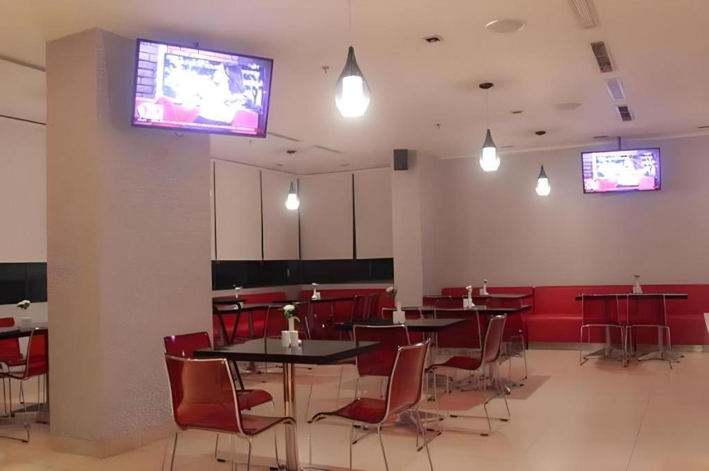 Redstar Hotel Jakarta Exterior photo